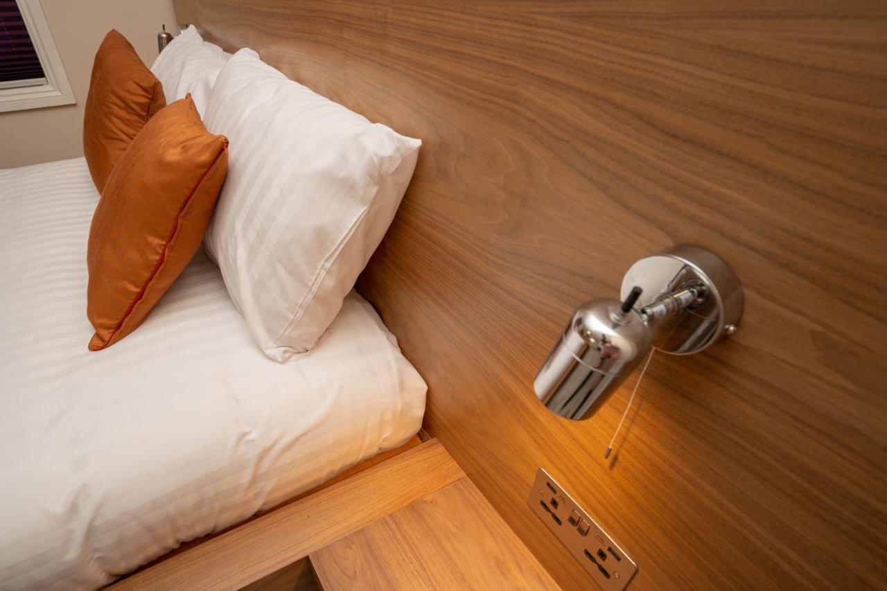 Eagle Hotel Luton Airport Екстер'єр фото