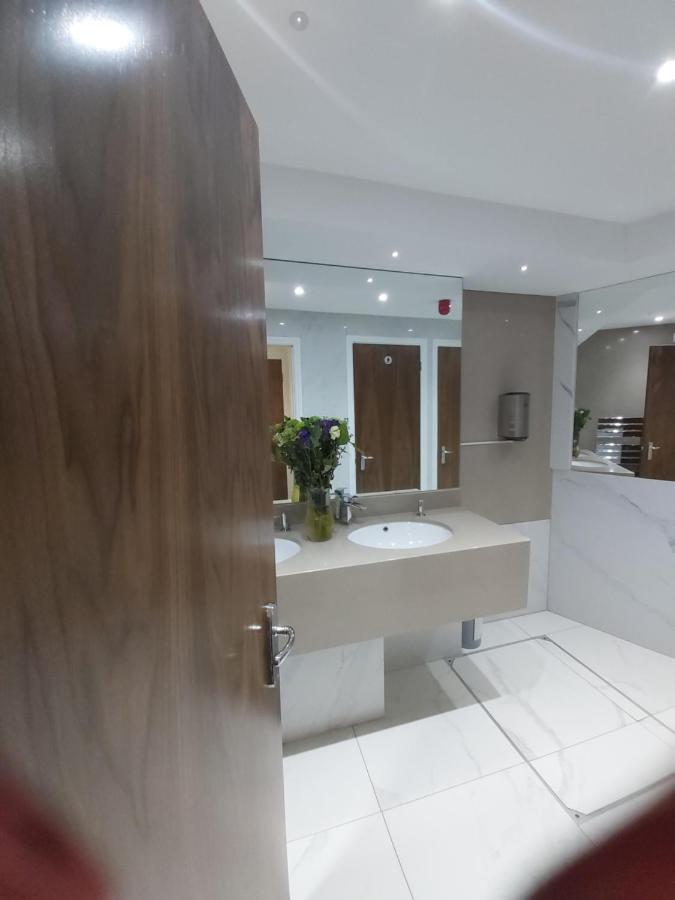 Eagle Hotel Luton Airport Екстер'єр фото